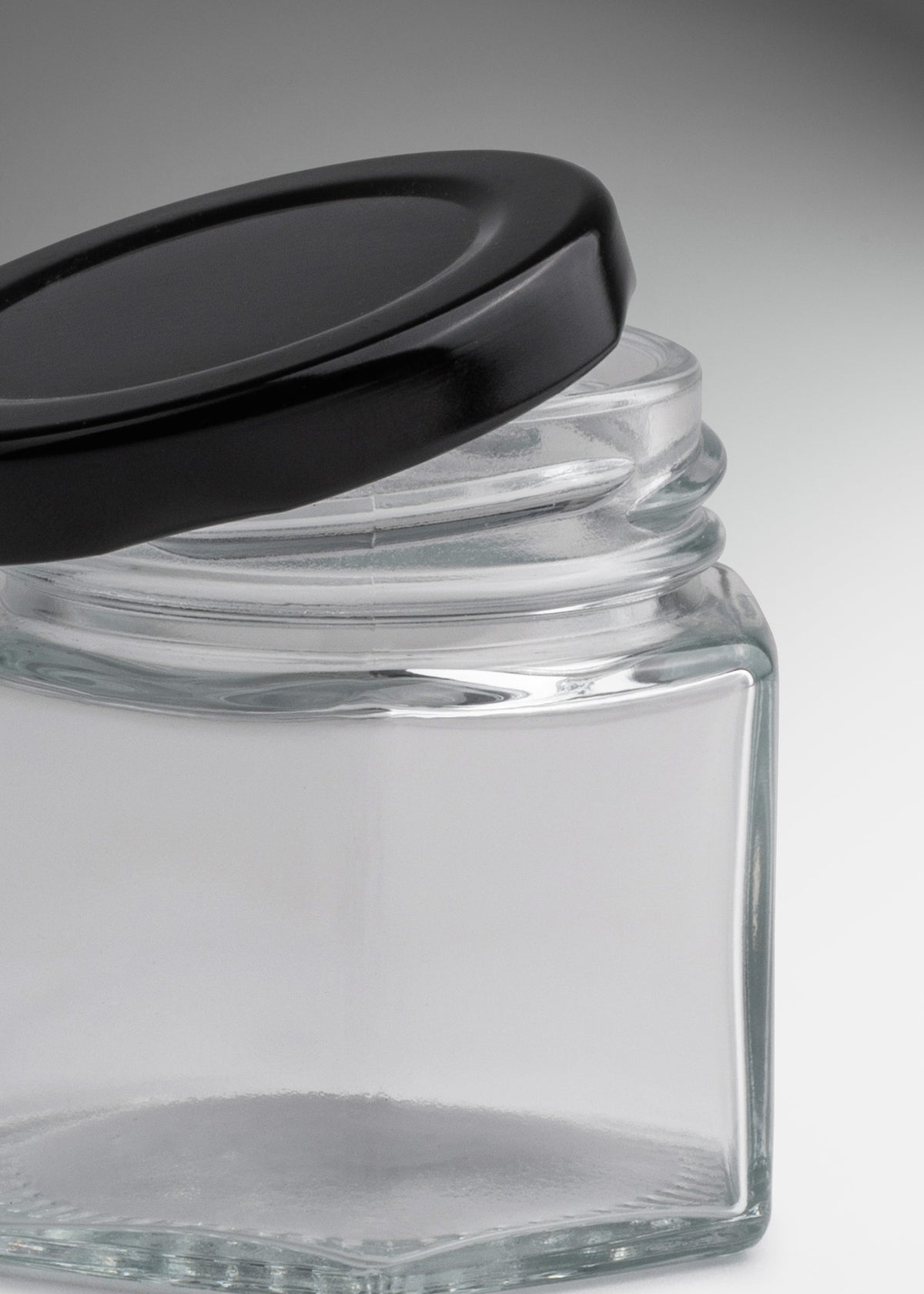 Frascos hexagonales de vidrio transparente con tapa negra uso alimenticio de 45 a 500 ml — imagen de producto