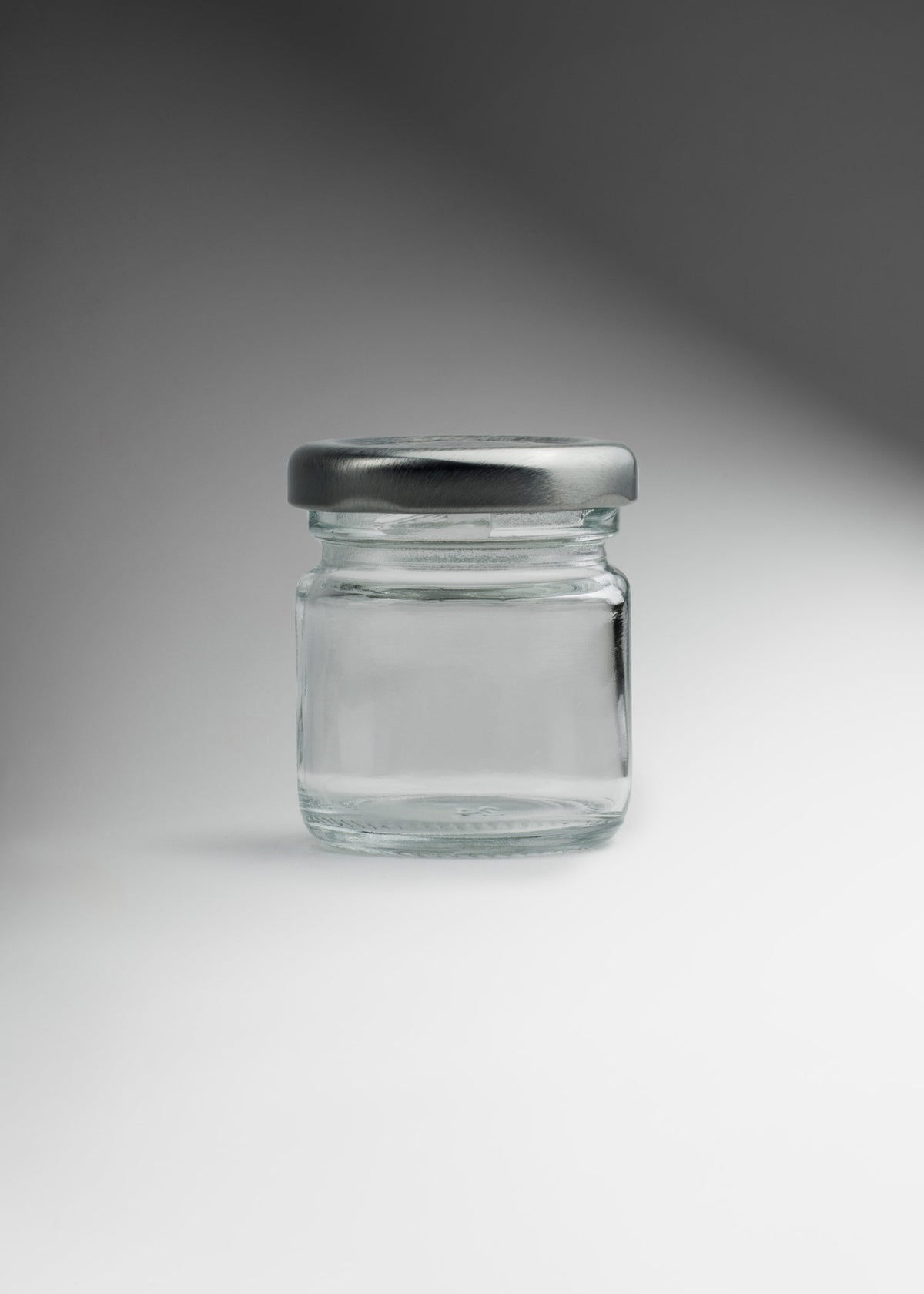 Frascos cilindro de vidrio transparente con tapa plateada de 50 a 500 ml — imagen de producto