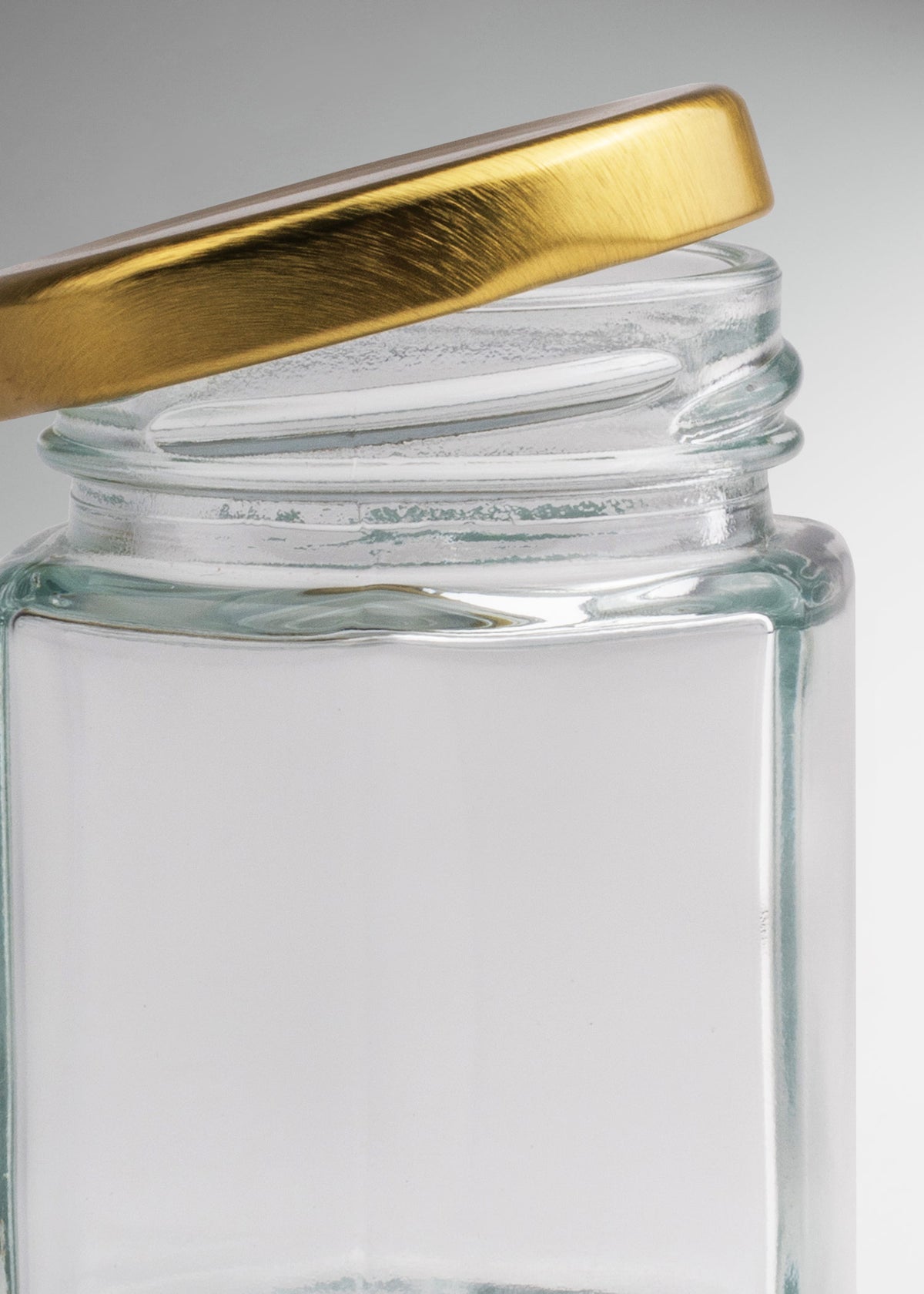 Frascos hexagonales de vidrio transparente con tapa dorada uso alimenticio de 45 a 500 ml — imagen de producto