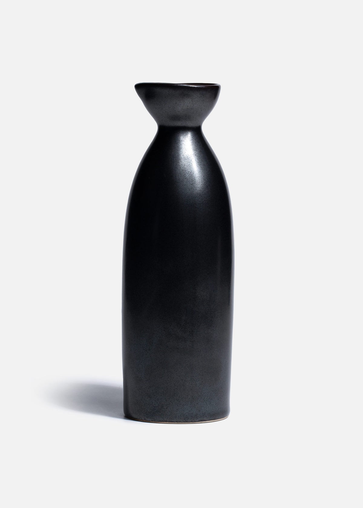 Jarra de sake de porcelana negro metálico Haru 236 ml — imagen de producto, vista 3