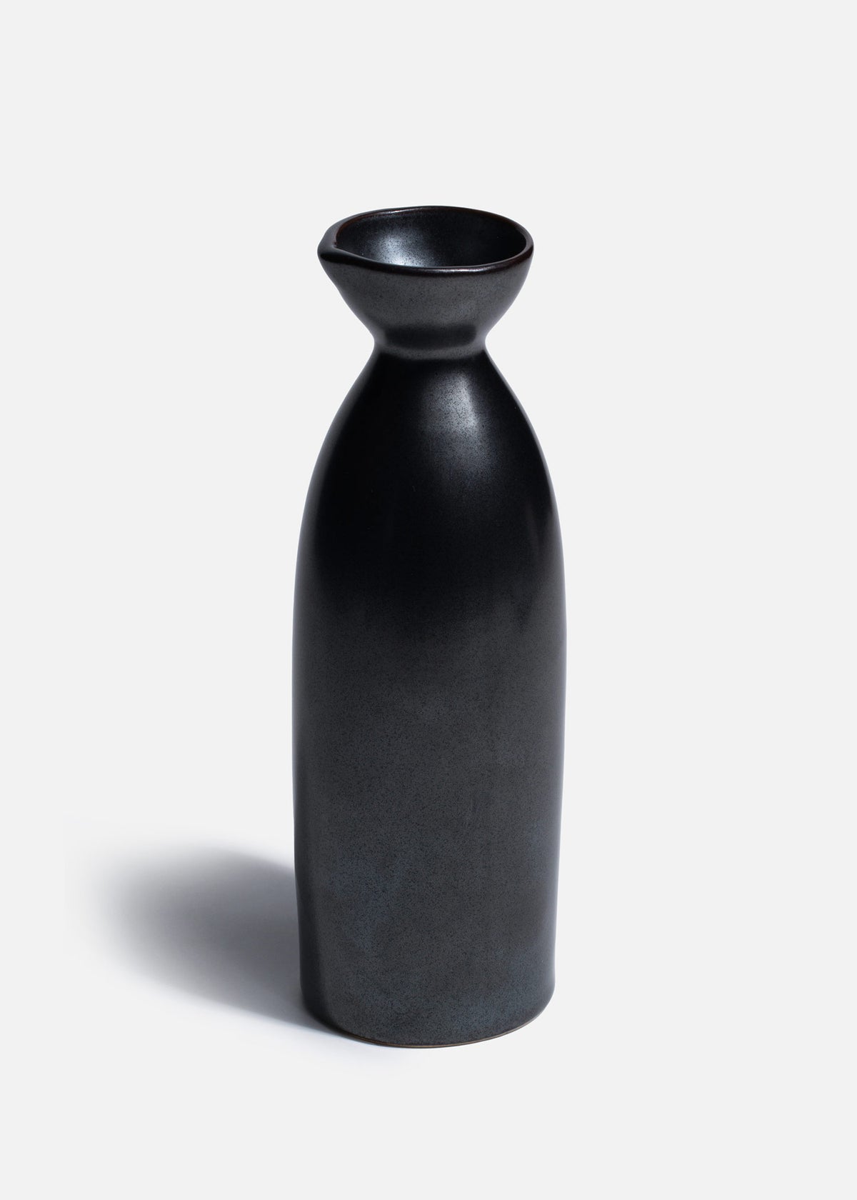 Jarra de sake de porcelana negro metálico Haru 236 ml — imagen de producto, vista 1