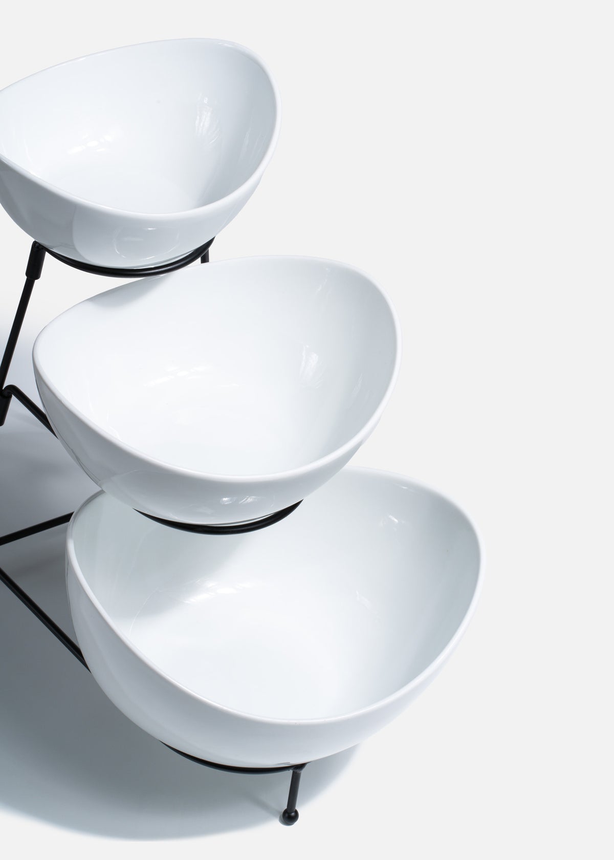 Juego de 3 tazones de porcelana con soporte de hierro — imagen de producto, vista 3