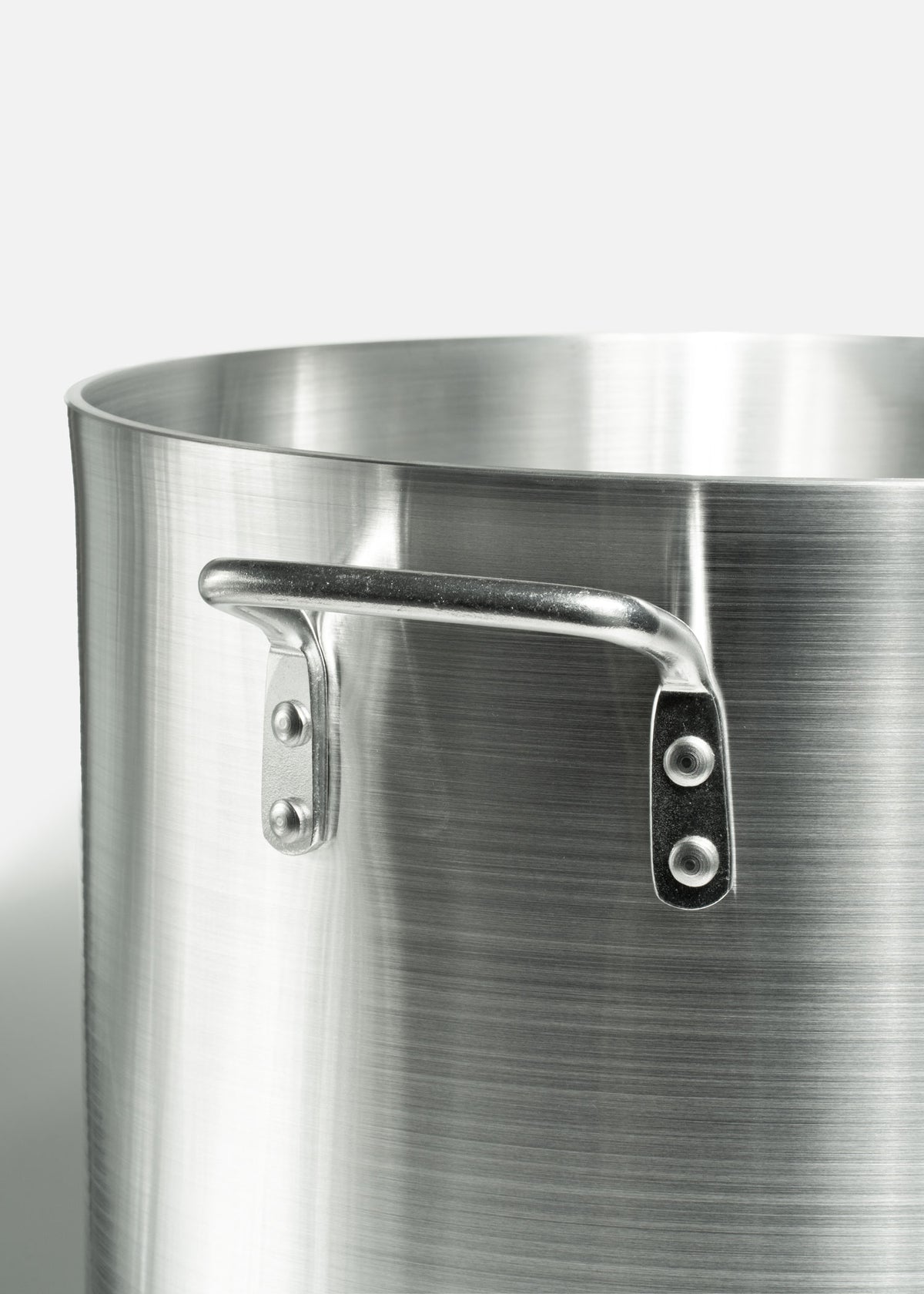 Olla de aluminio grado alimemticio triple fuerte con tapa plata 40 L — imagen de producto
