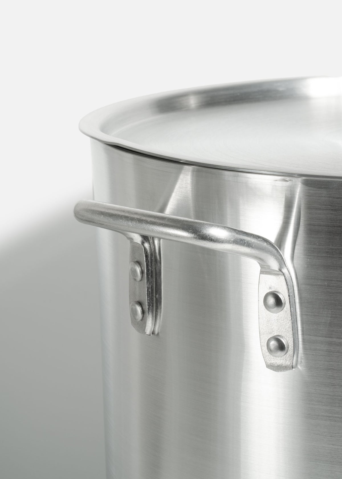 Olla de aluminio grado alimenticio triple fuerte plata con tapa Max Cook 50 L — imagen de producto
