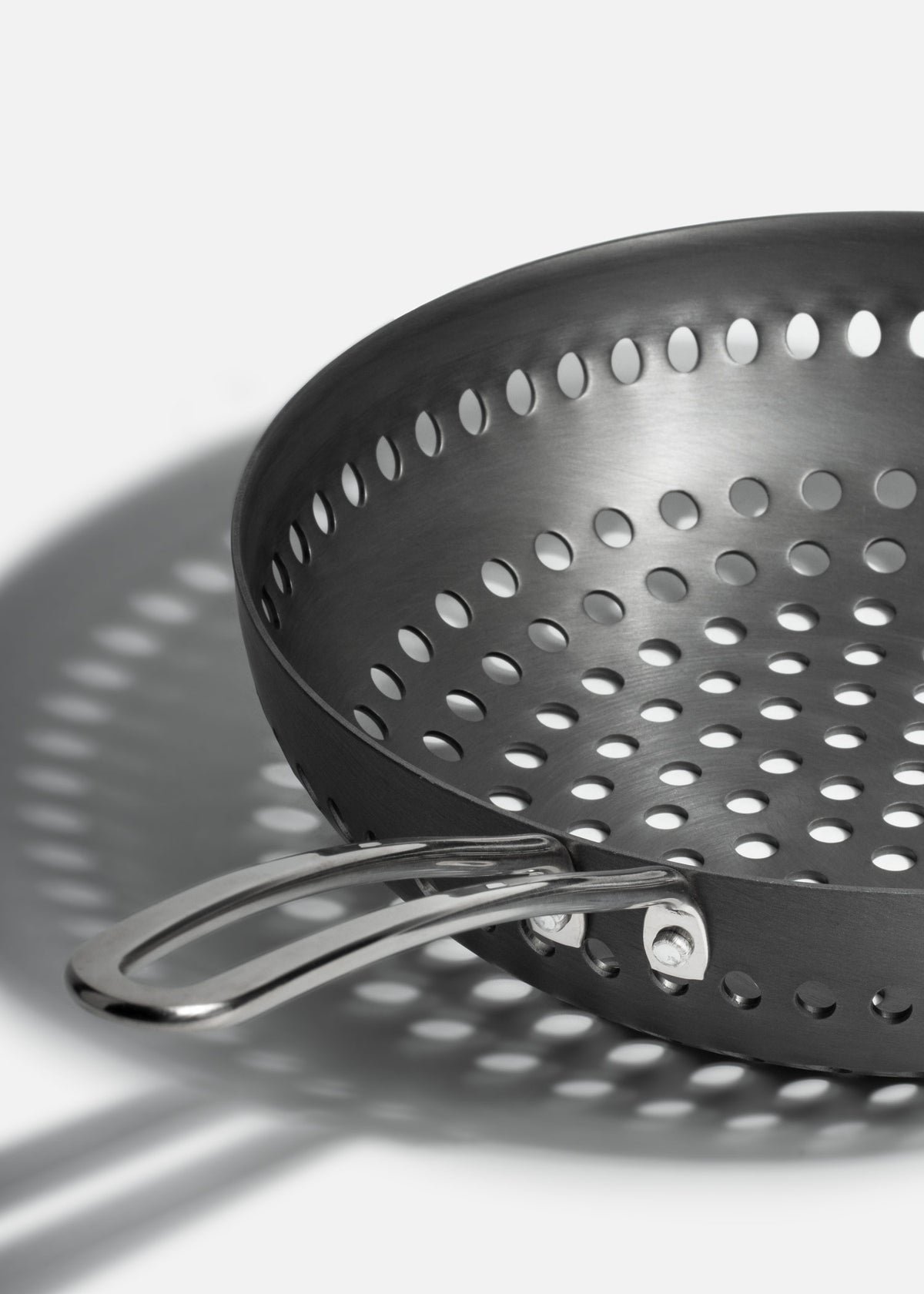 Parrilla wok churrasco para tatemar de aluminio anodizado plata. Largo 44 cm, alto 7 cm, Ø 10" (26 cm) — imagen de producto