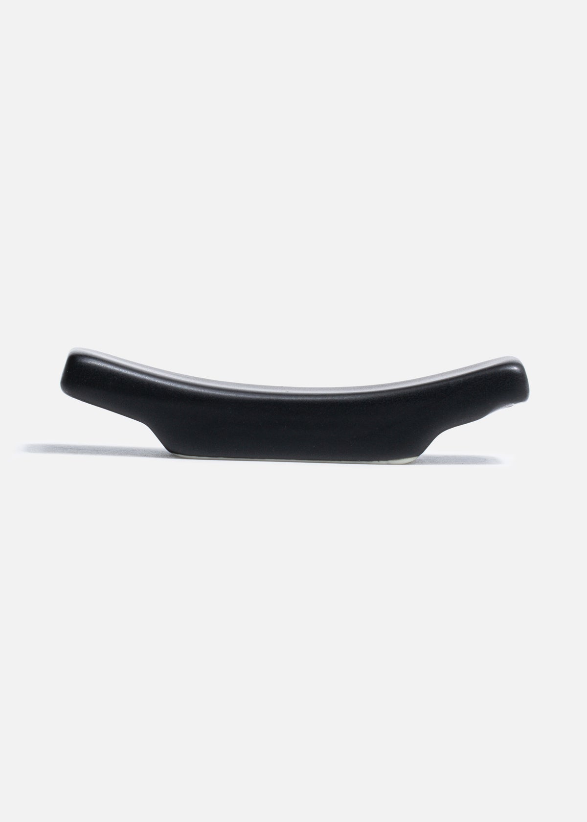 Platito porta palillos de porcelana negro mate 7 cm — imagen de producto, vista 3