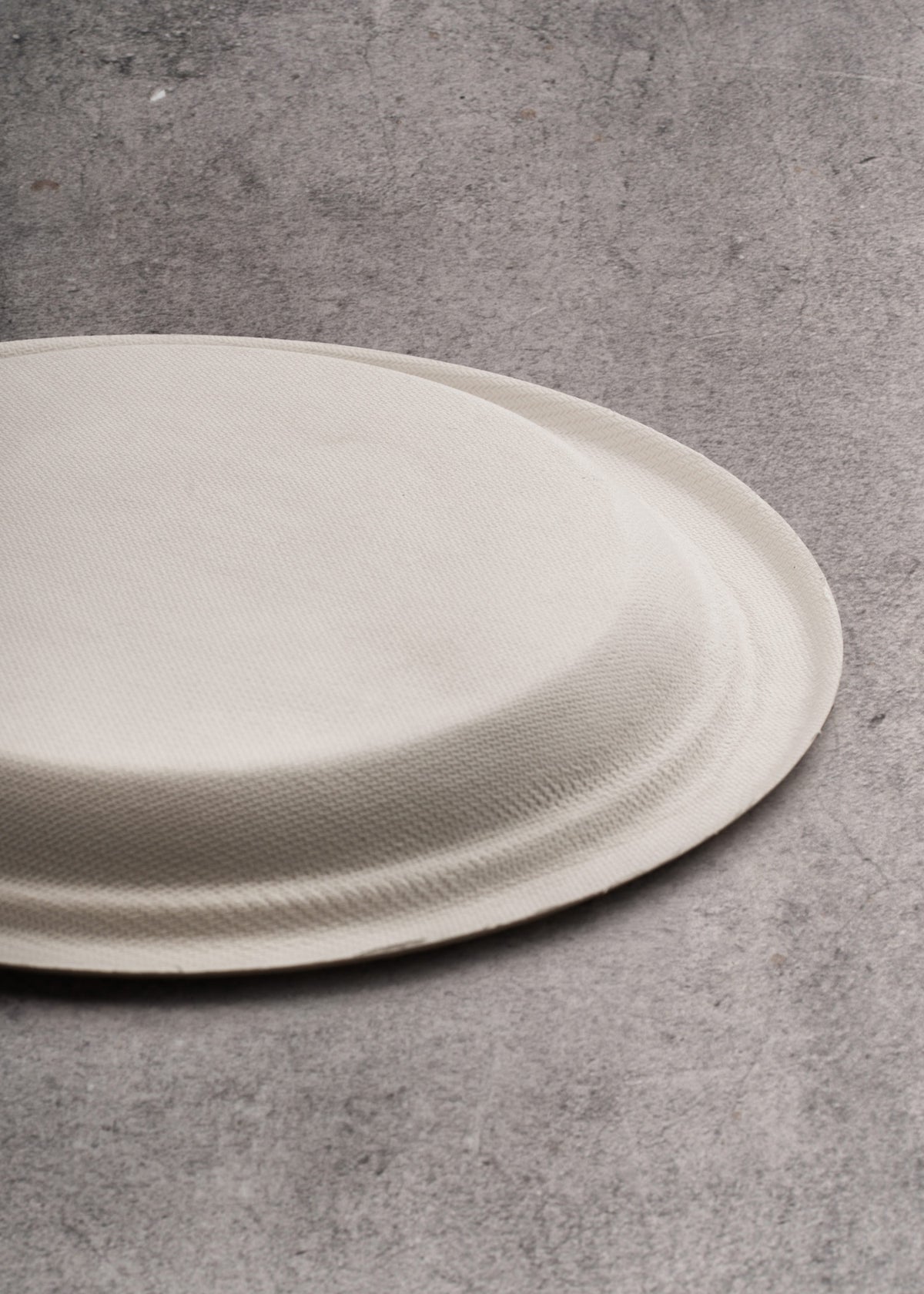 Plato trinche mediano desechable compostable blanco de bagazo de caña de maíz biodegradable y resistente Ø 7" /  17.5 cm — imagen de producto
