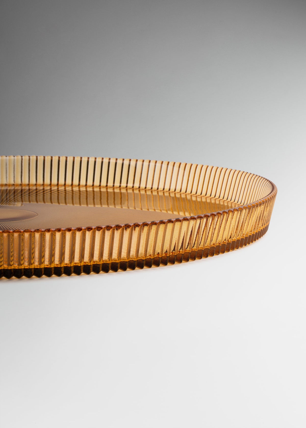 Plato base de vidrio ámbar ala alta 31.5 cm — imagen de producto