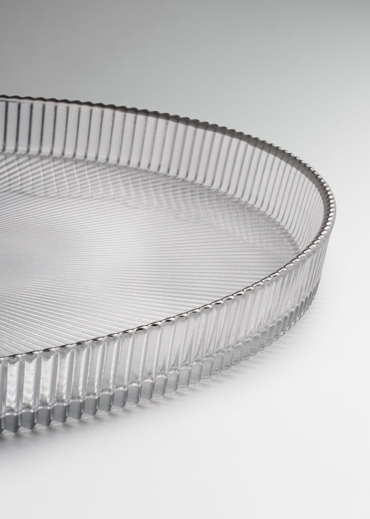 Plato base de vidrio transparente con filo plateado y ala alta 31.5 cm — imagen de producto