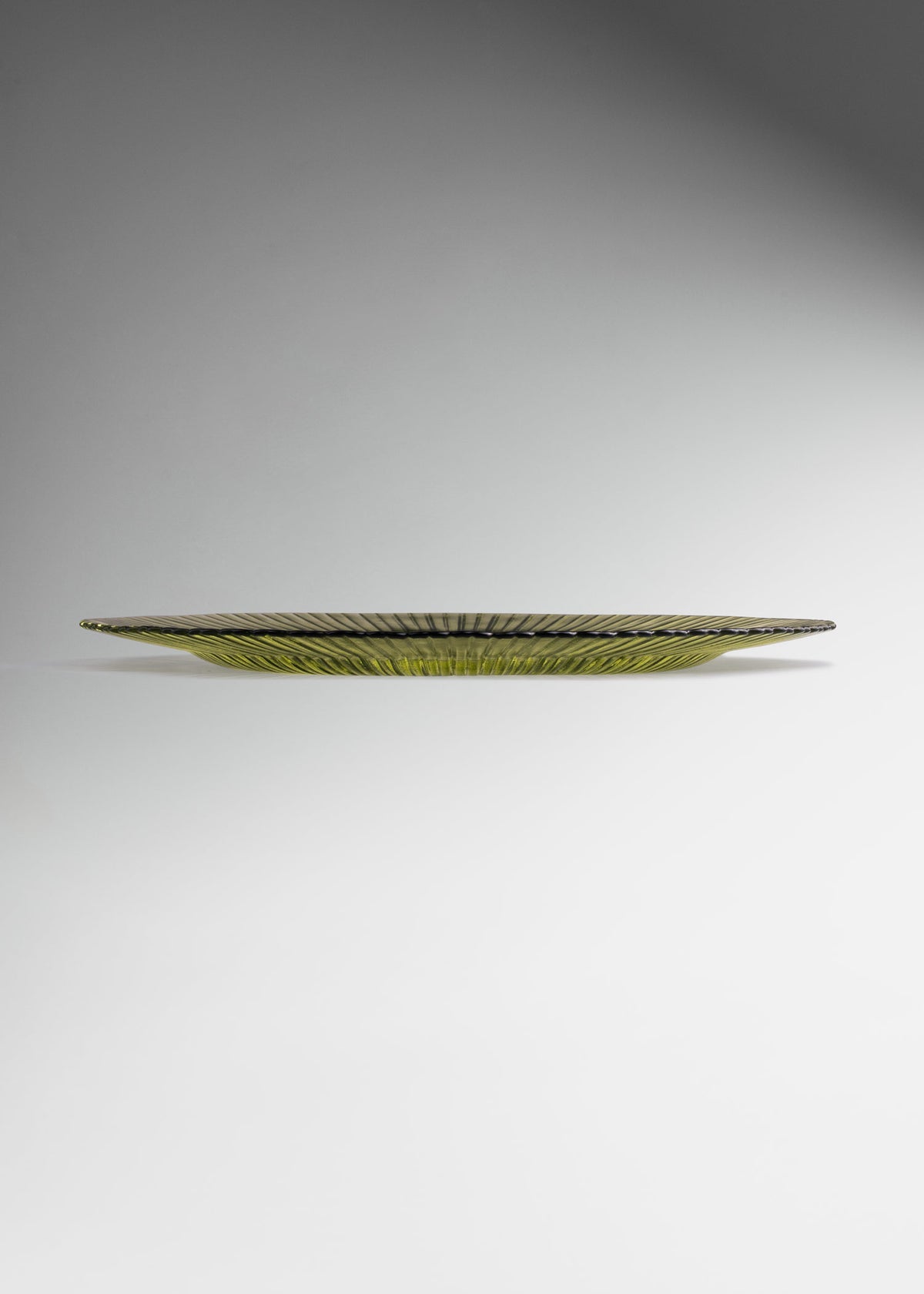 Plato base de vidrio con rayas verde olivo Karan Ø 32.5 cm — imagen de producto