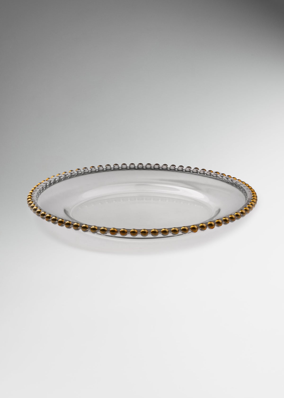 Uso profesional de Plato base de vidrio transparente con filo dorado Perla Ø 21 cm en banquetes, hoteles, restaurantes, bodas y eventos