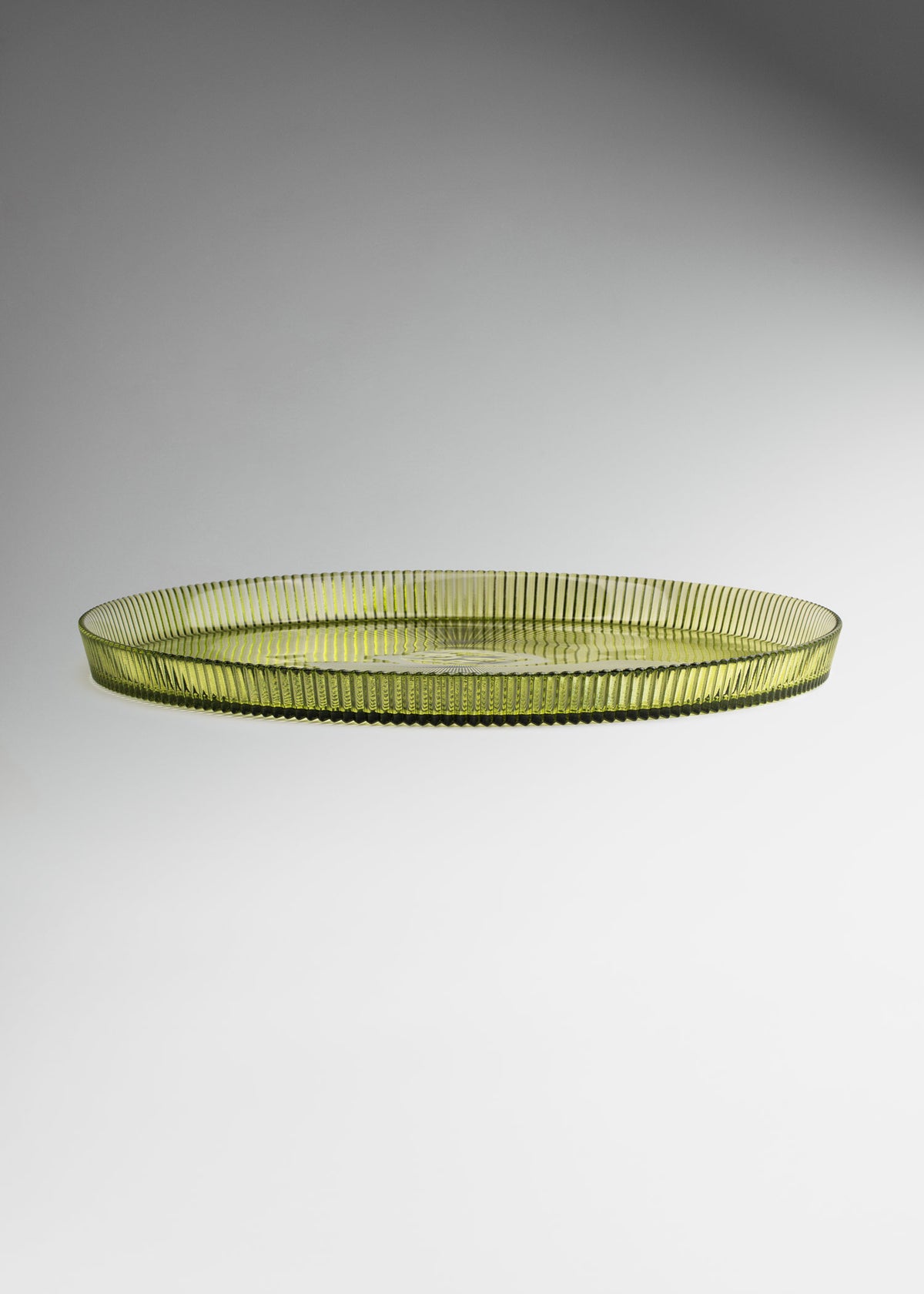 Plato base de vidrio verde olivo ala altas 31.5 cm — imagen de producto