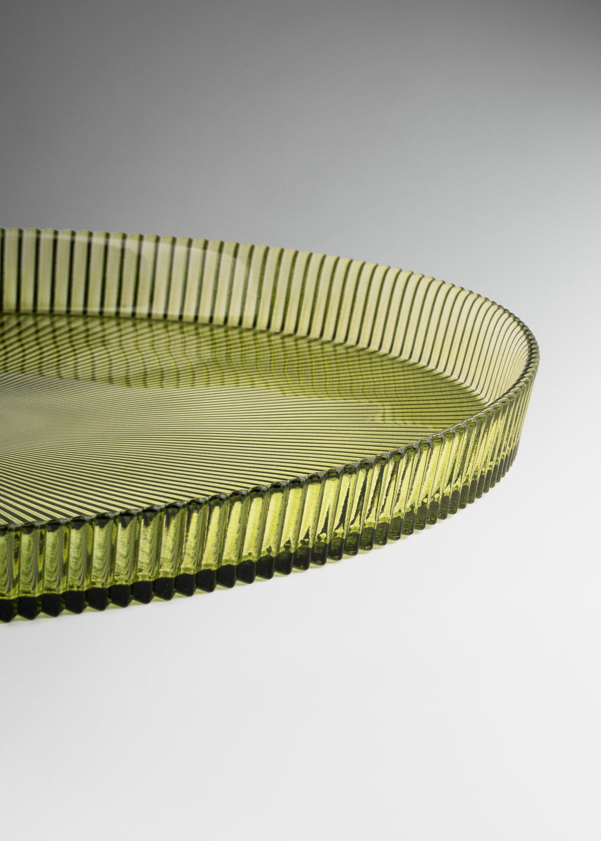 Plato base de vidrio verde olivo ala altas 31.5 cm — imagen de producto