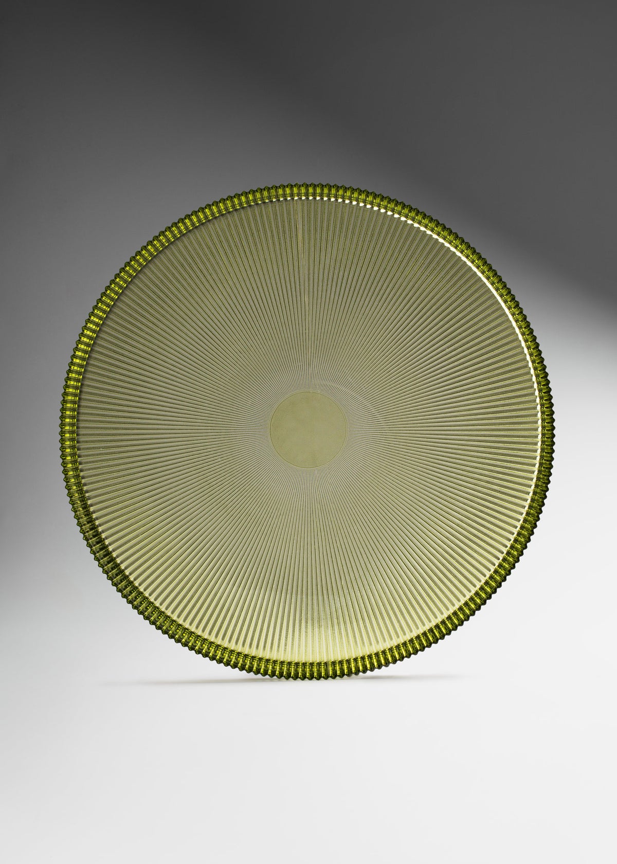 Plato base de vidrio verde olivo ala altas 31.5 cm — imagen de producto