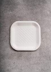 Plato cuadrado desechable resistente blanco de papel (No. 5) para comida, postres y eventos. Alto 1.5 cm, ancho 18.3 cm, largo 18.3 cm — imagen de producto