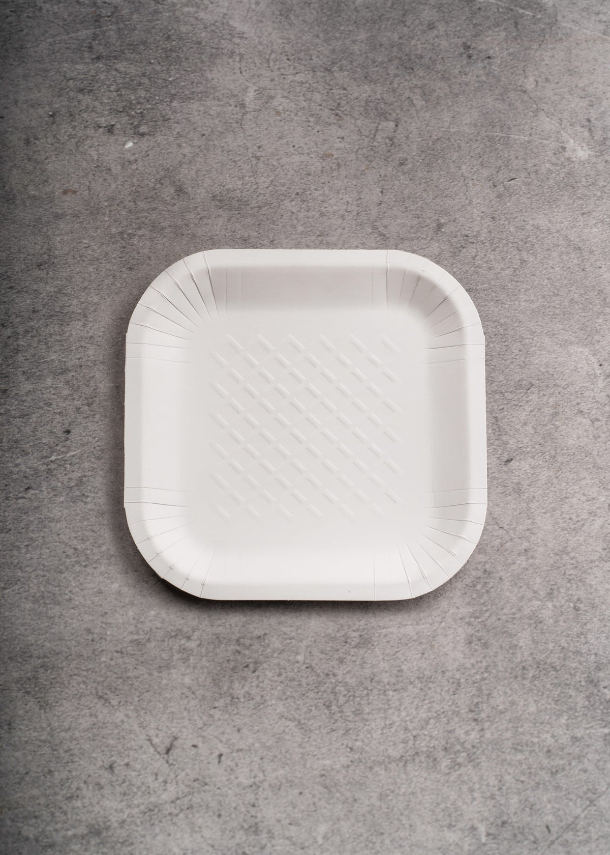 Plato cuadrado desechable resistente blanco de papel (No. 5) para comida, postres y eventos. Alto 1.5 cm, ancho 18.3 cm, largo 18.3 cm — imagen de producto