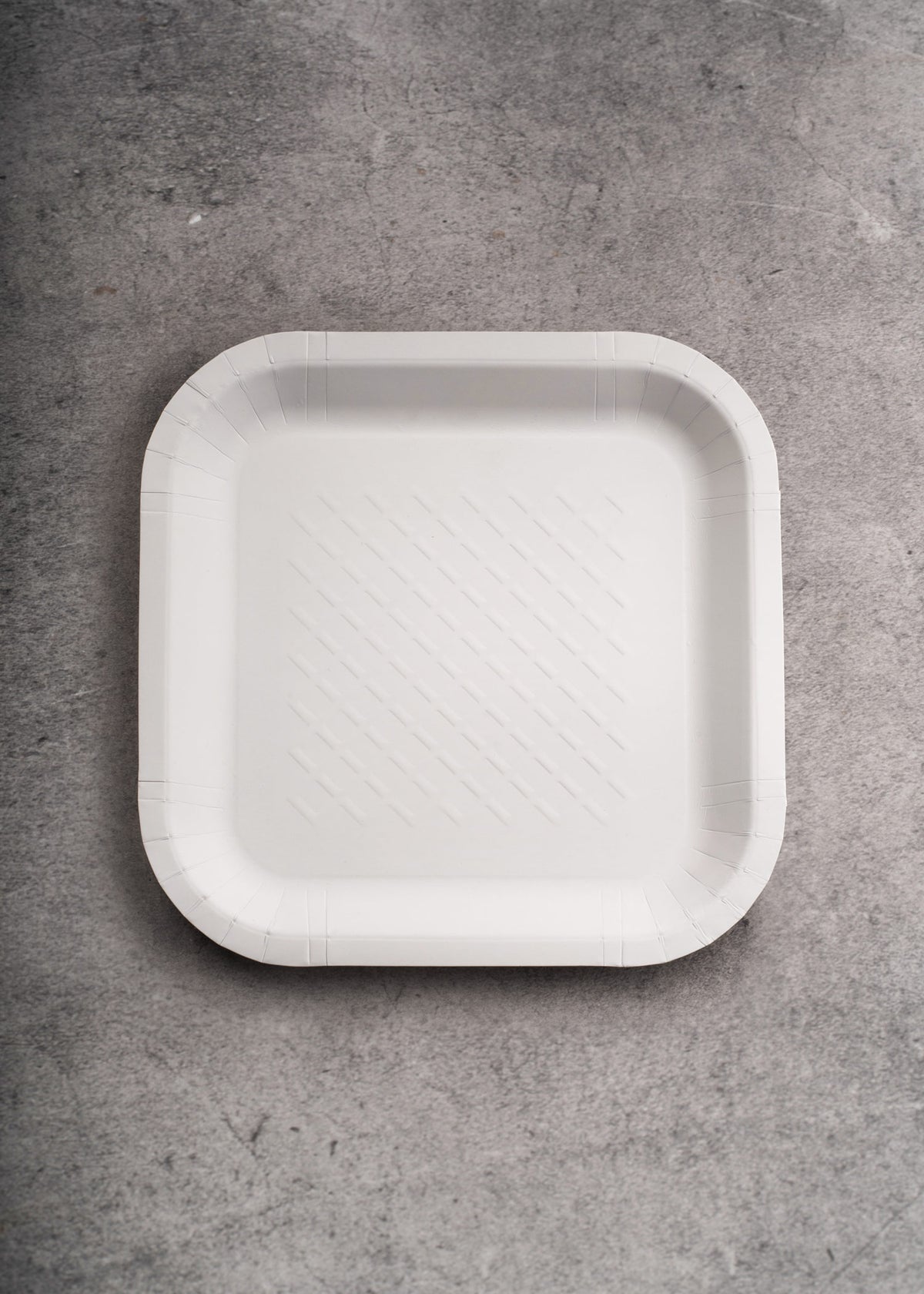 Plato cuadrado desechable resistente blanco de papel (No. 6) para comida y eventos. Alto 2.5 cm, largo 23.5 cm, ancho 23.5 cm — imagen de producto