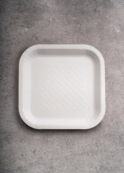 Plato cuadrado desechable resistente blanco de papel (No. 6) para comida y eventos. Alto 2.5 cm, largo 23.5 cm, ancho 23.5 cm — imagen de producto