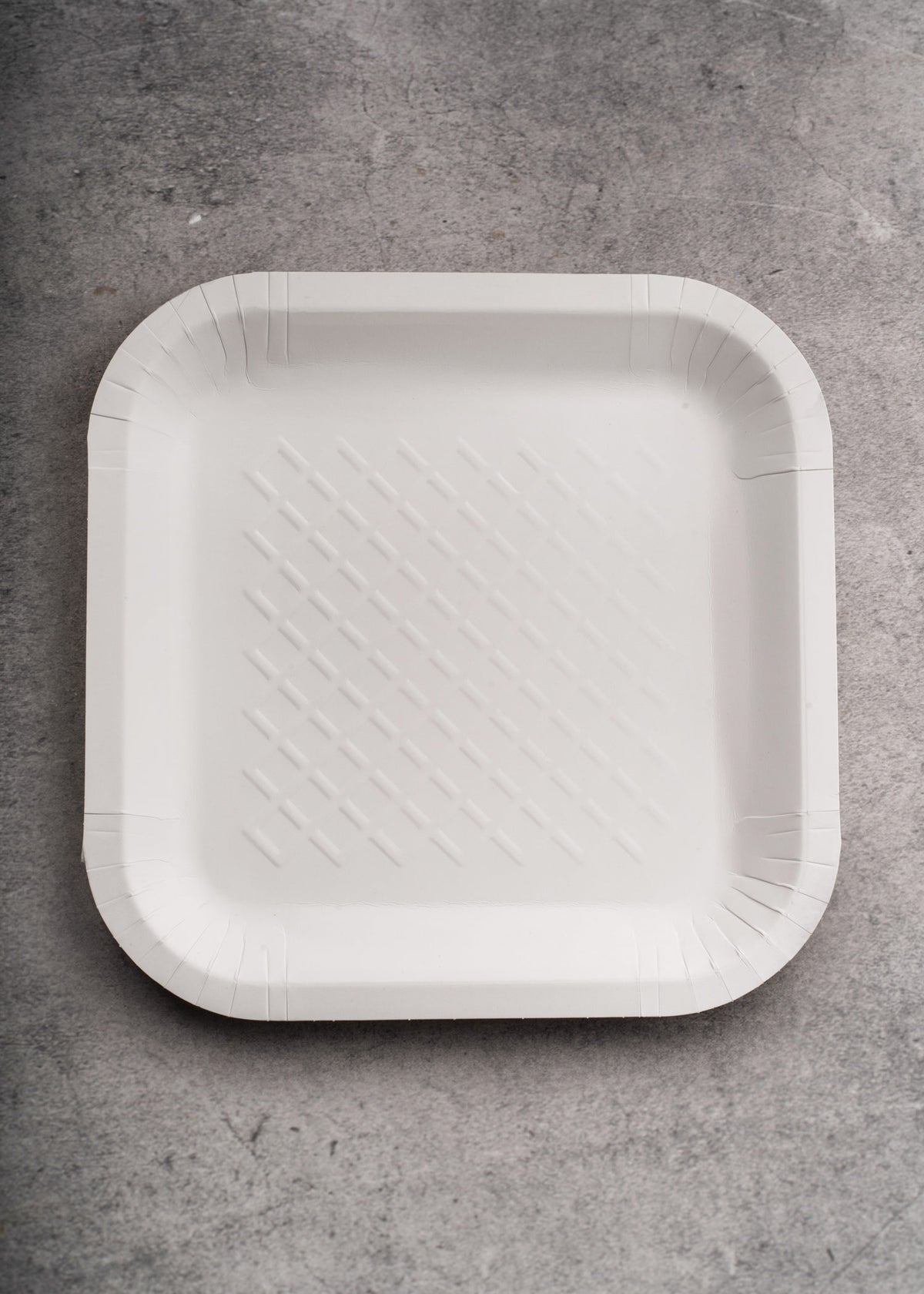 Plato cuadrado desechable grande y resistente (No. 7) para comidas y eventos. Alto 2.5 cm, largo 27.5 cm, ancho 27.5 cm — imagen de producto