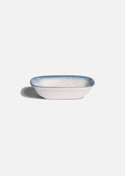 Plato hondo gourmet rectangular de porcelana premium blanco con azul para restaurantes y hoteles Harena. Alto 3 cm (1"), largo 12 cm (5"), ancho 8.5 cm (3"), capacidad 130 ml (4.3 oz) — imagen de producto