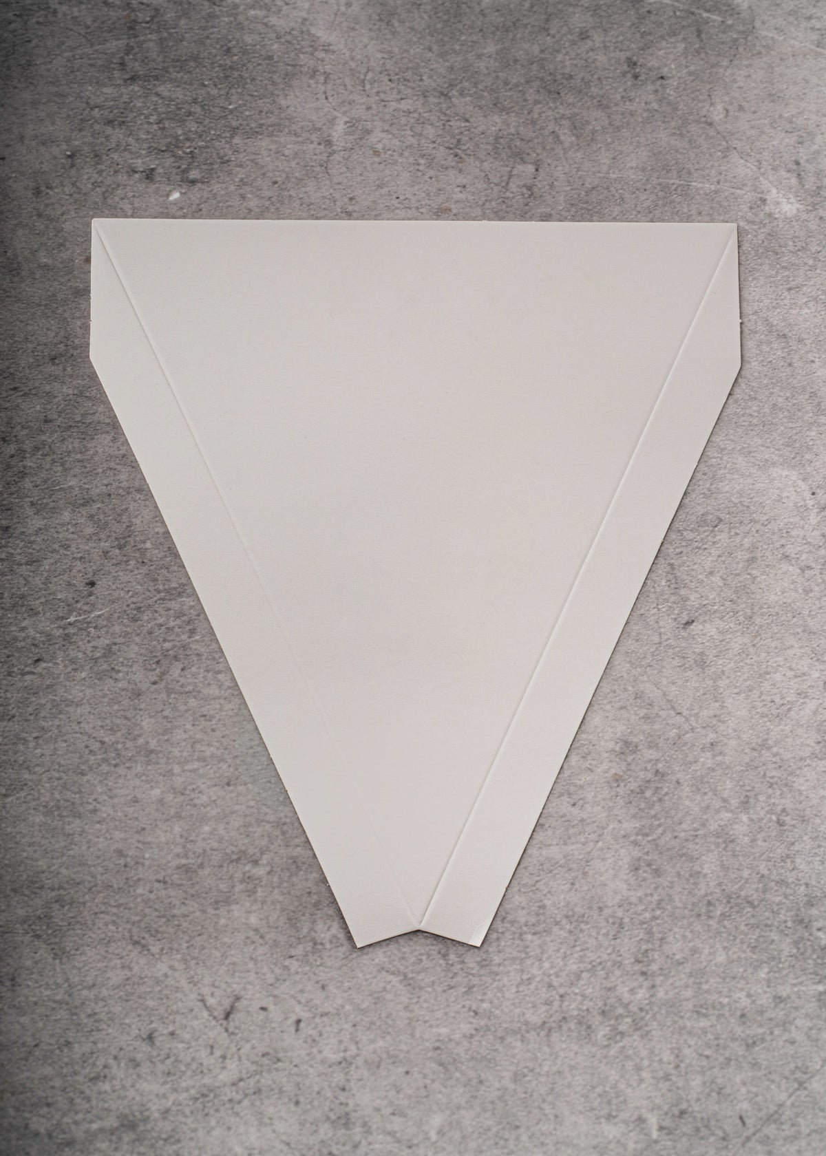 Plato para pizza desechable de papel, soporte triangular para rebanadas de pizza to go. Alto 1.8 cm, largo 19 cm, ancho 23 cm — imagen de producto