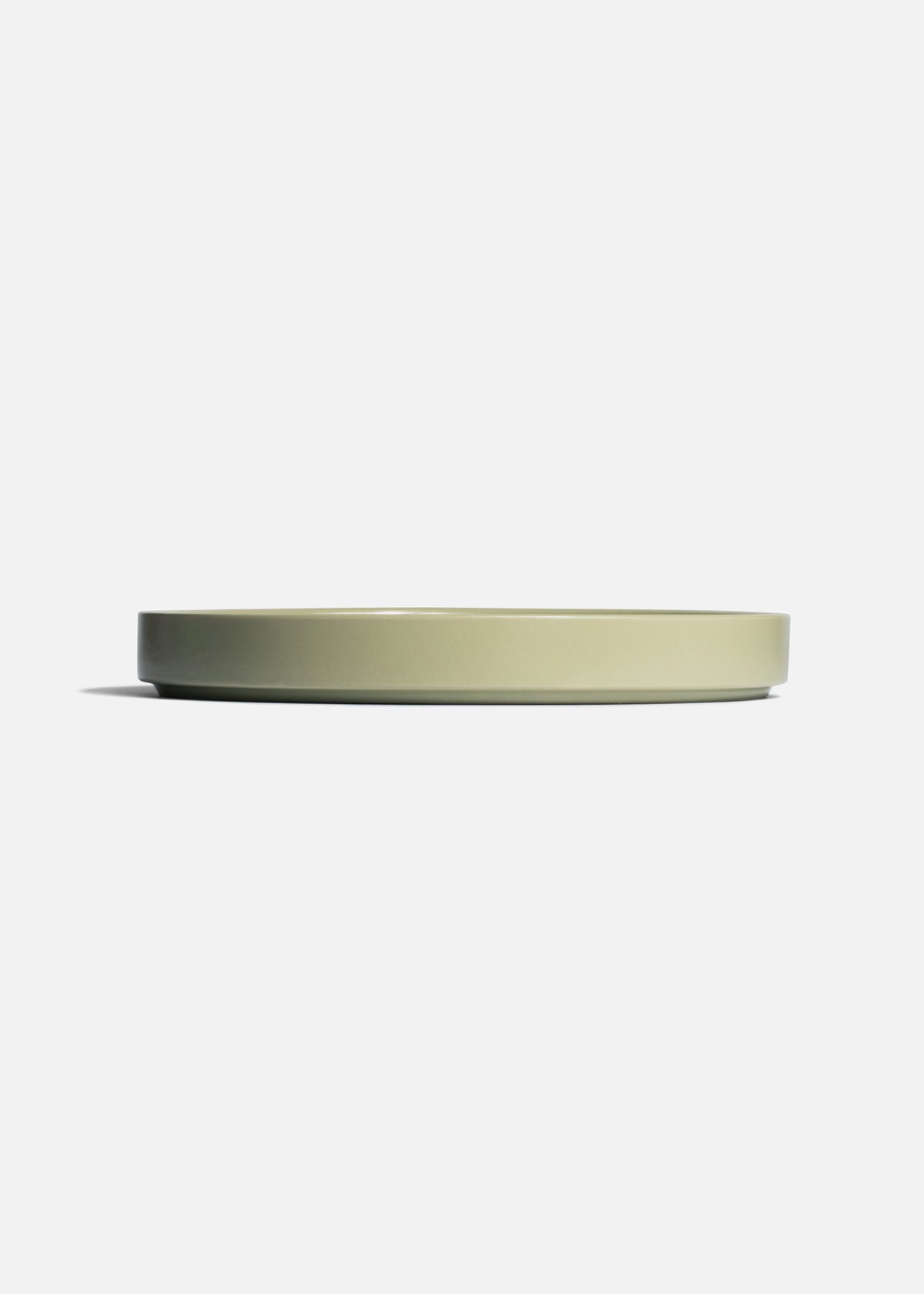 Plato trinche con borde elevado de cerámica verde pistache mate Stone Lain Ø 22 cm — imagen de producto