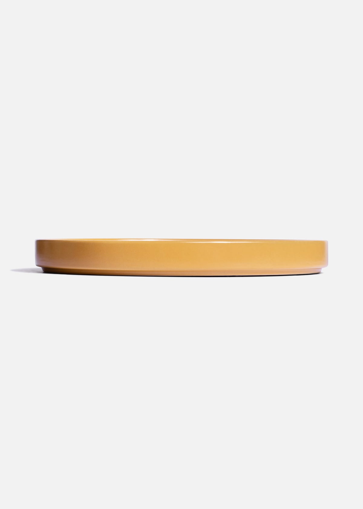 Plato trinche con borde elevado de cerámica mostaza mate Stone Lain Ø 26.5 cm — imagen de producto
