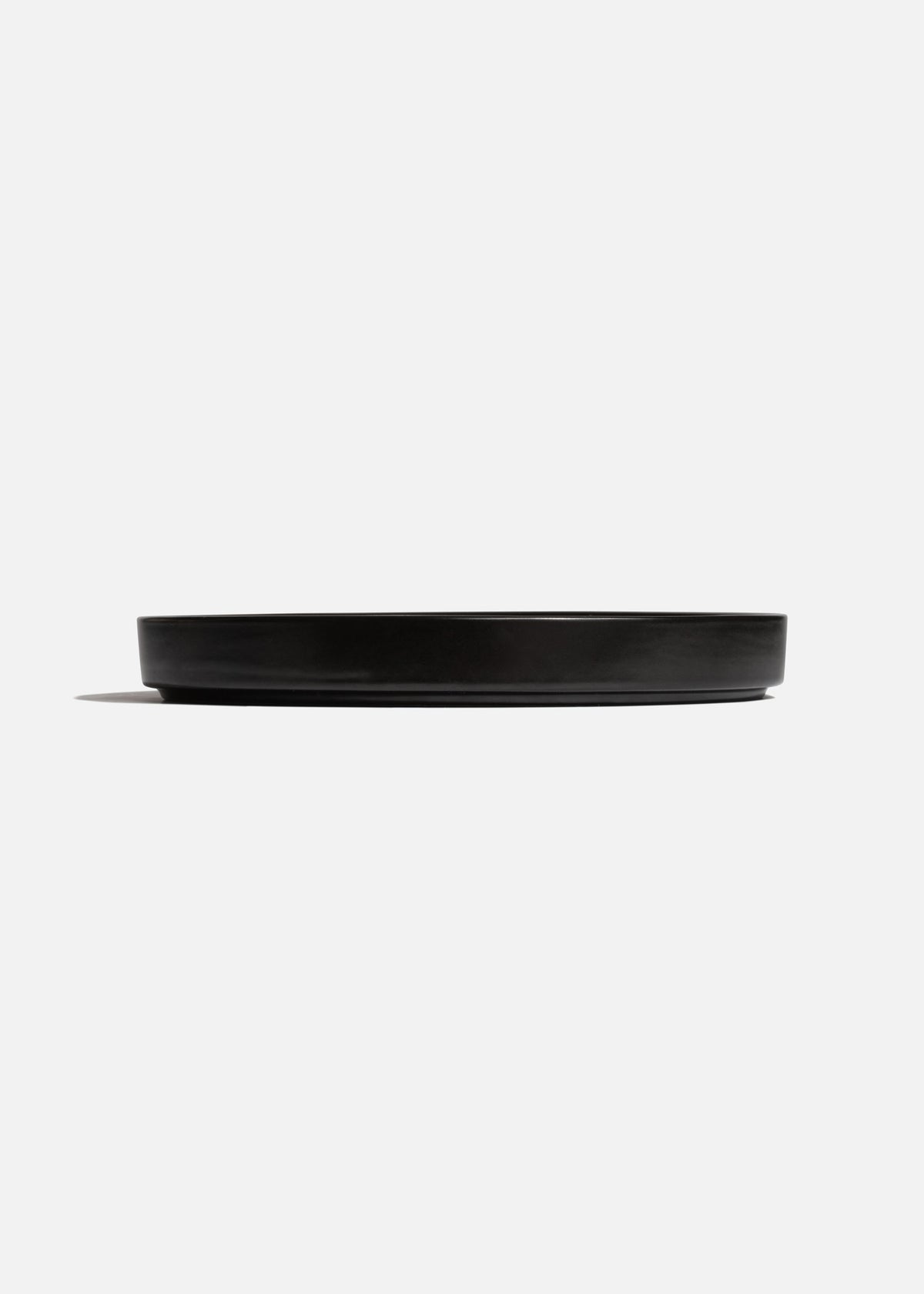 Plato trinche con borde elevado de cerámica premium negro esmalte mate profesional para restaurante y cafeterías Stone Lain Ø 22 cm — imagen de producto
