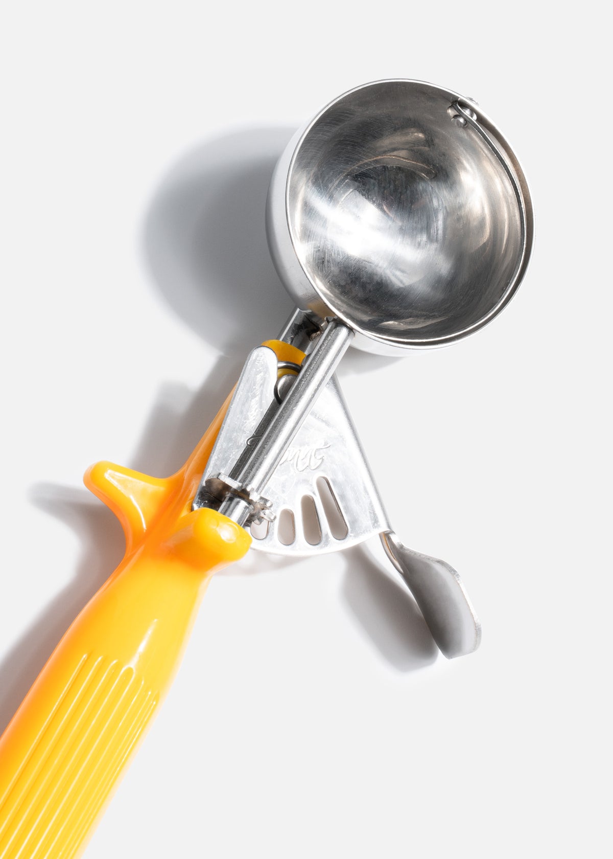 Porcionador reforzado 20 de acero inoxidable mango amarillo 1 5/8 oz 7/32 tazas — imagen de producto