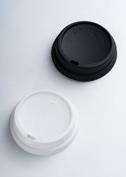 Tapa domo de plástico negro y blanco para bebidas calientes vasos de 8 oz — imagen de producto, vista 1