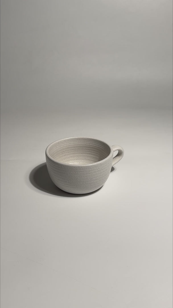 Video del acabado marfil y diseño Ripple de la taza para capuchino Liora