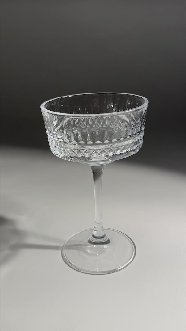 Cargar vídeo: Video de la copa para martini de vidrio Timeless 250 ml