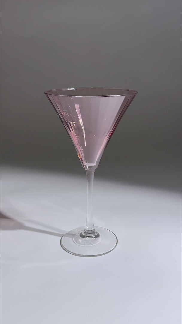 Video del cáliz rosa, tallo y base de la copa martini Linear Blush