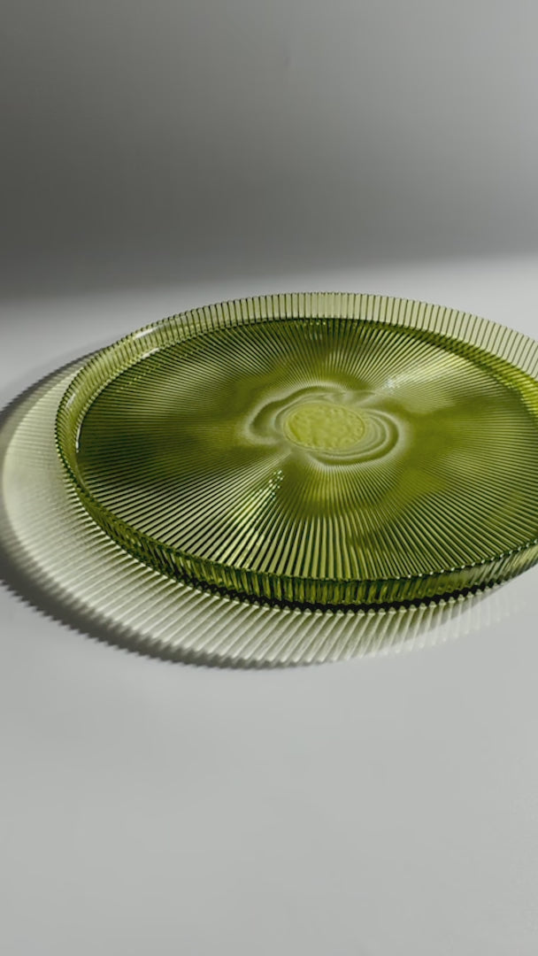 Plato base de vidrio verde olivo ala altas 31.5 cm — video de producto