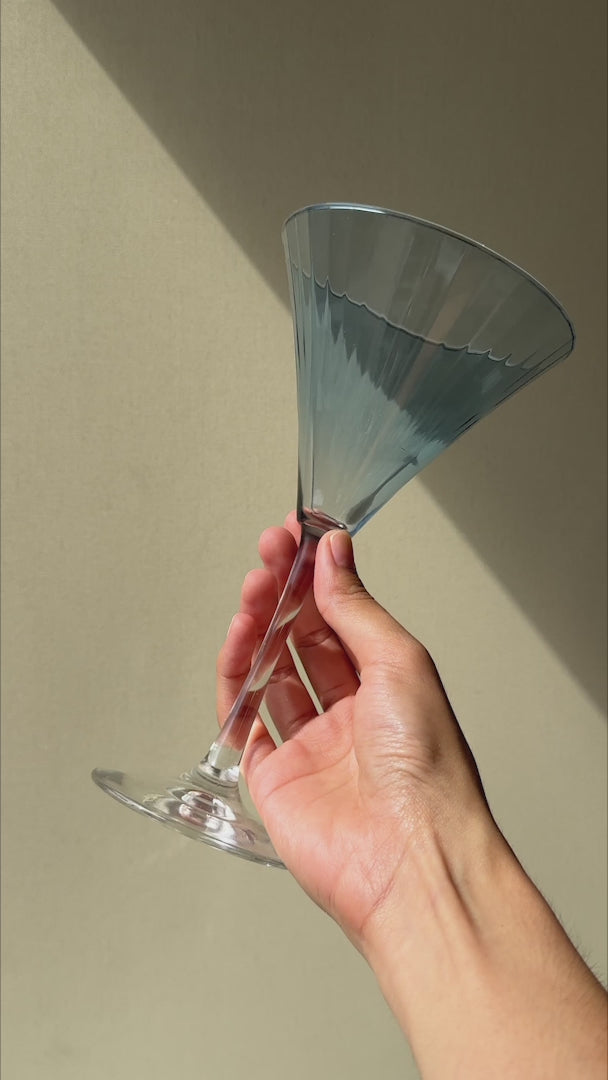 Cargar vídeo: Video de la copa para martini azul Linear Zafiro 281 ml