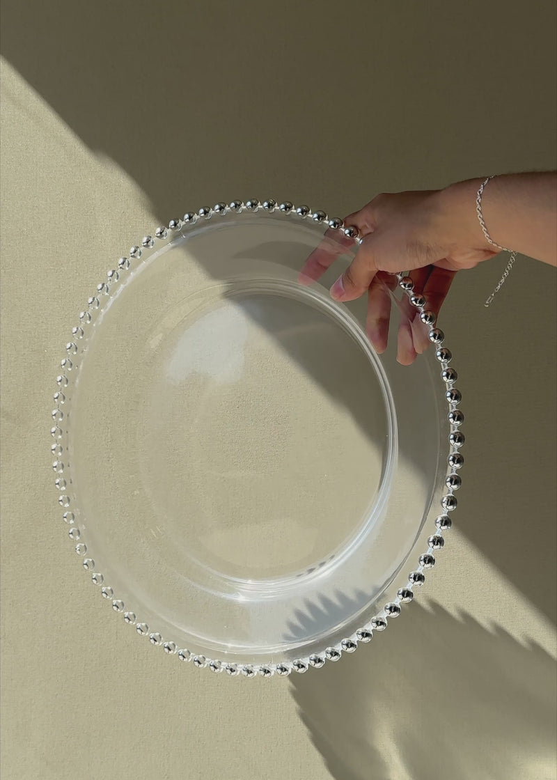 Video de Plato base de vidrio transparente con filo plata Perla Ø 21 cm para banquetes, hoteles, restaurantes, bodas y eventos