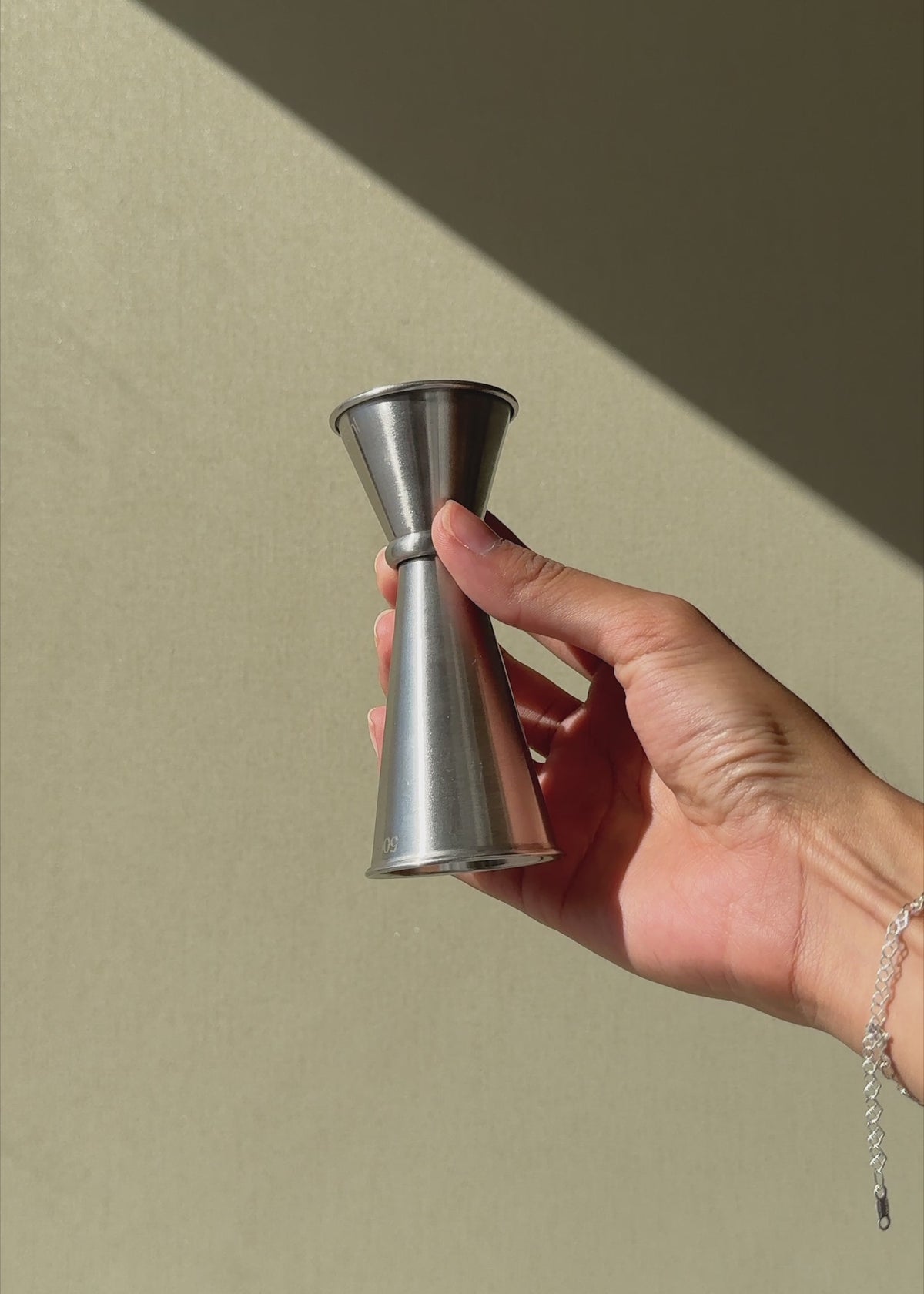 Cargar vídeo: Jigger tipo japones de acero inoxidable satinado plata 25/50 ml