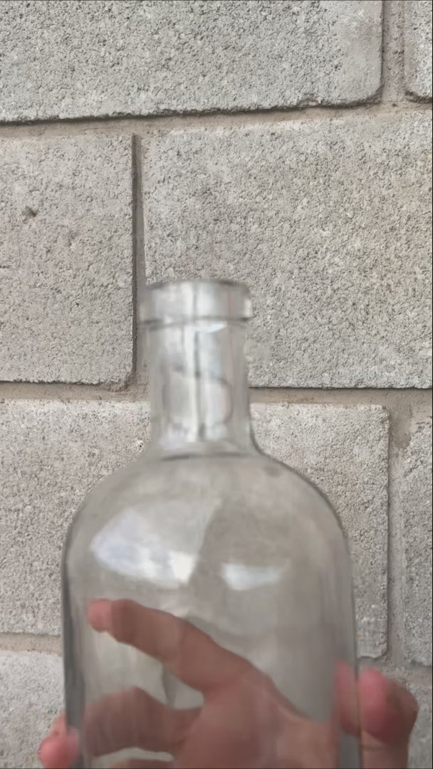 Cargar vídeo: Botella mezcalera de vidrio transparente Premium Liverpool 750 ml — video de producto
