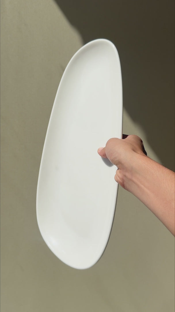 Video de detalles de la charola Vago de porcelana blanca para restaurantes