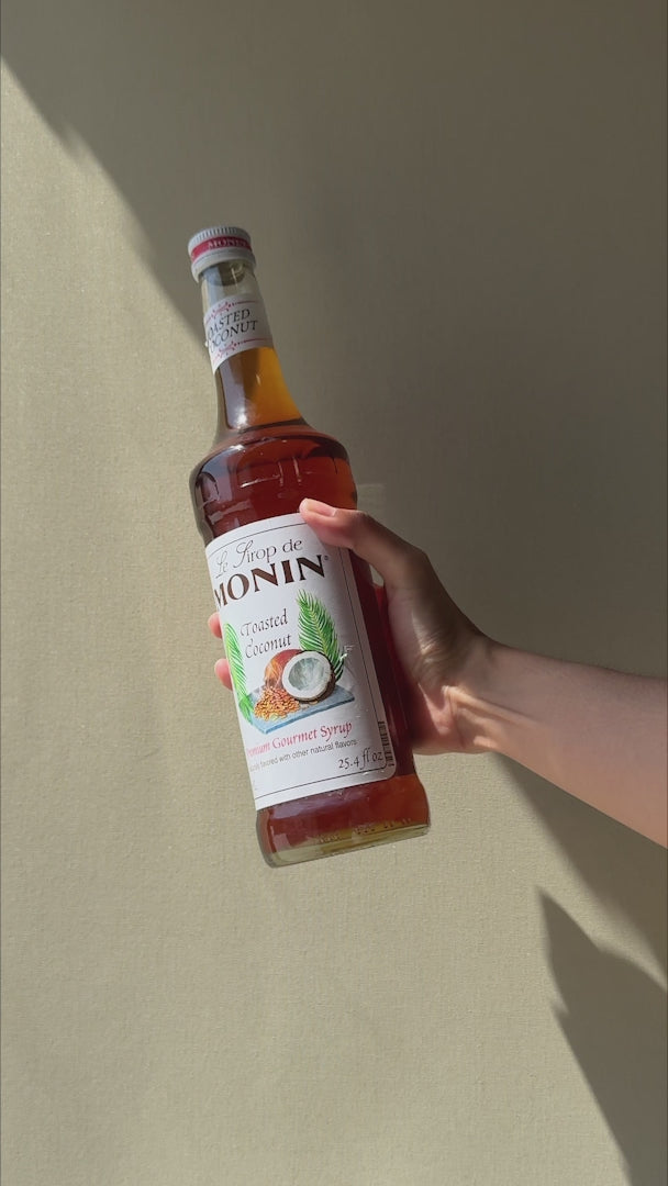 Cargar vídeo: Jarabe de coco tostado botella de vidrio Monin 750 ml — video de producto
