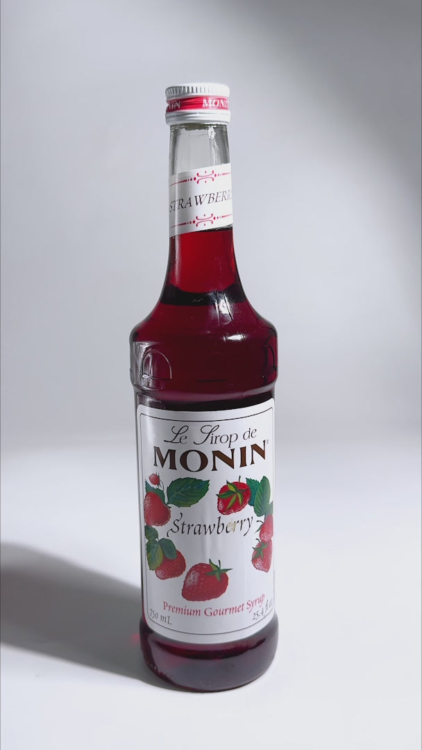 Jarabe de fresa botella de vidrio Monin 750 ml — video de producto
