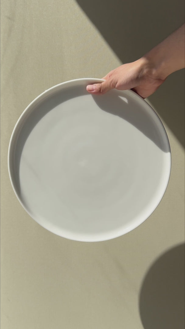Cargar vídeo: Video del plato trinche de porcelana blanco Hygge de 28 cm