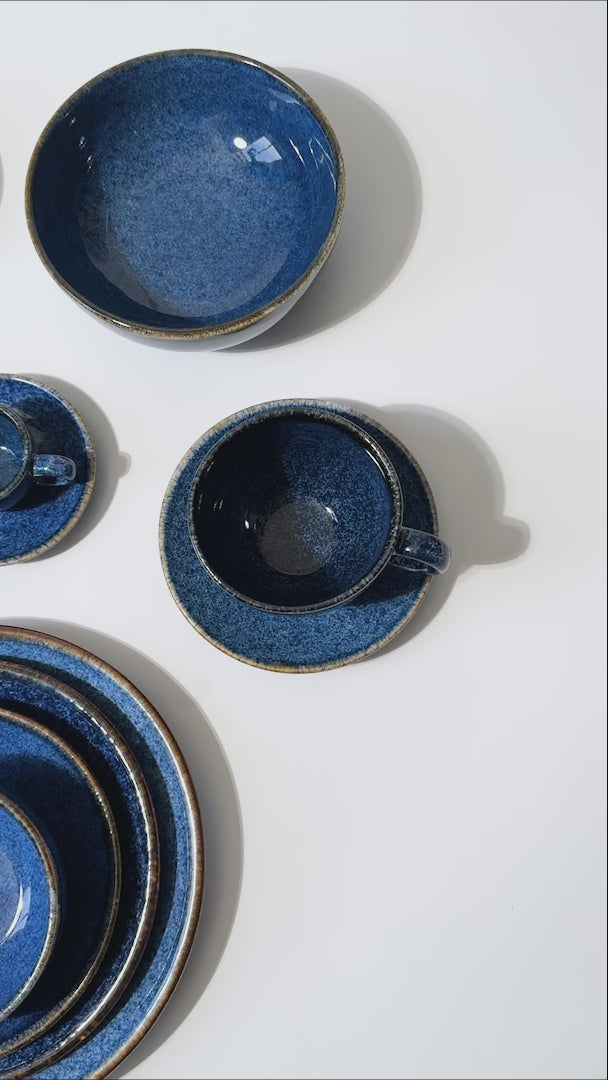 video detalles platos porcelana azul maha