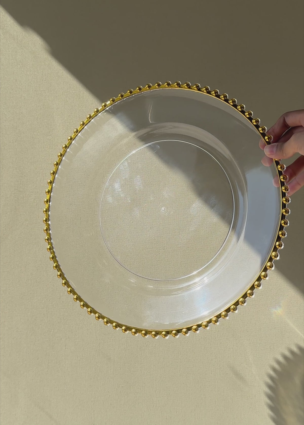 Cargar vídeo: Video de Plato base de vidrio transparente con filo dorado Perla Ø 32 cm para banquetes, hoteles, restaurantes, bodas y eventos