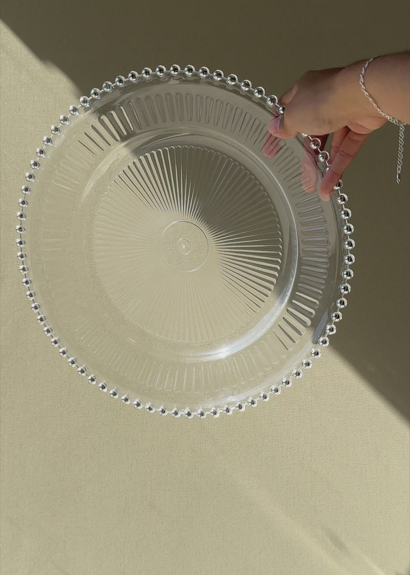 Video de Plato base de vidrio transparente con filo plata Perla Ø 32 cm para banquetes, hoteles, restaurantes, bodas y eventos