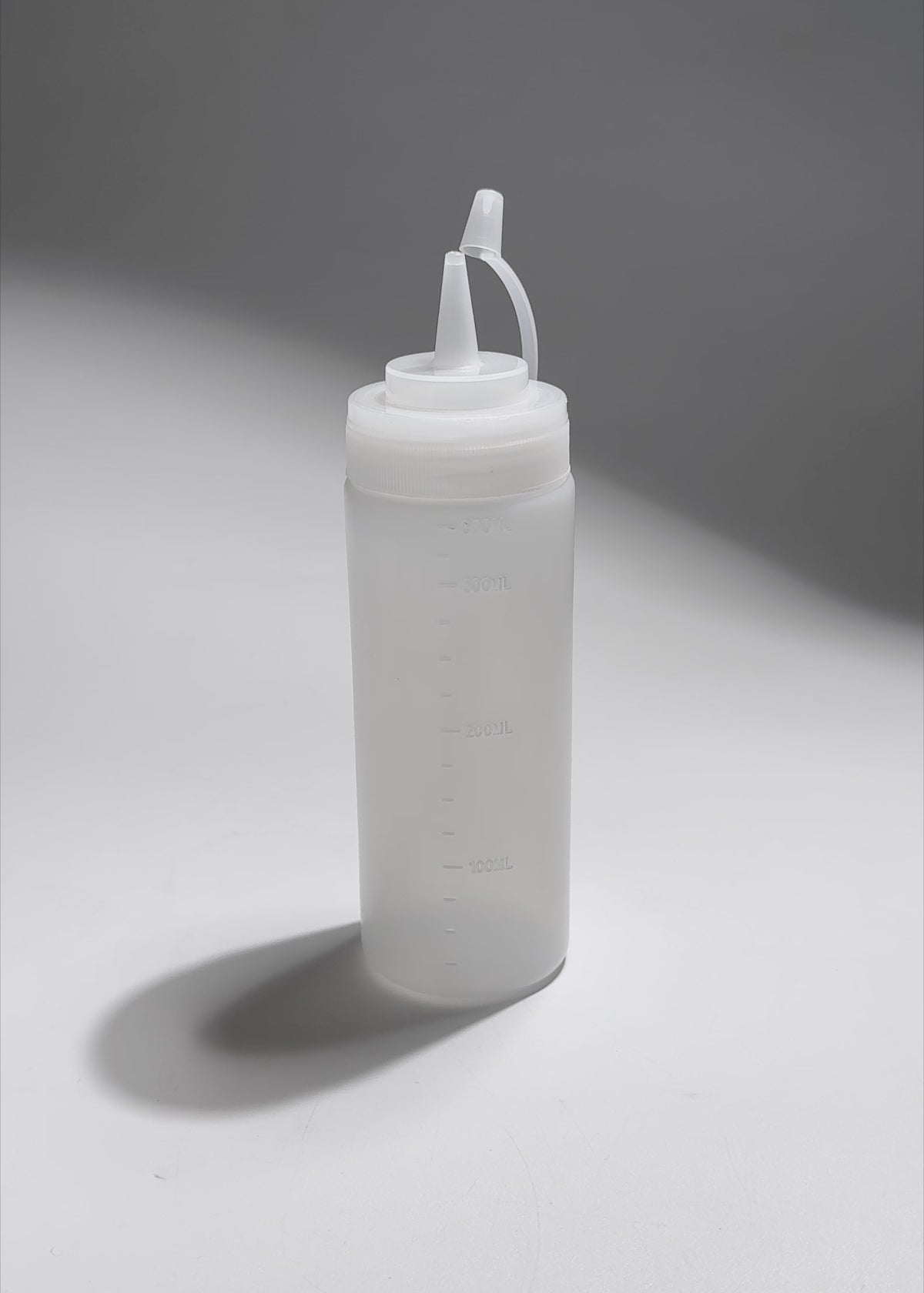 Cargar vídeo: Botella dispensadora de plástico (polietileno) transparente 12 oz