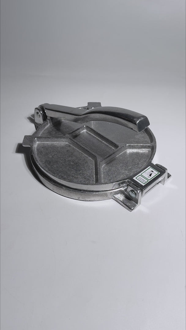 Cargar vídeo: Prensa para tortillas de aluminio plata económica Ø 18 cm — video de producto