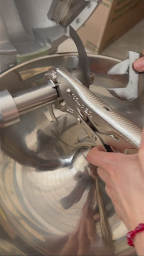 video detalles cuchilla de acero inoxidable maha