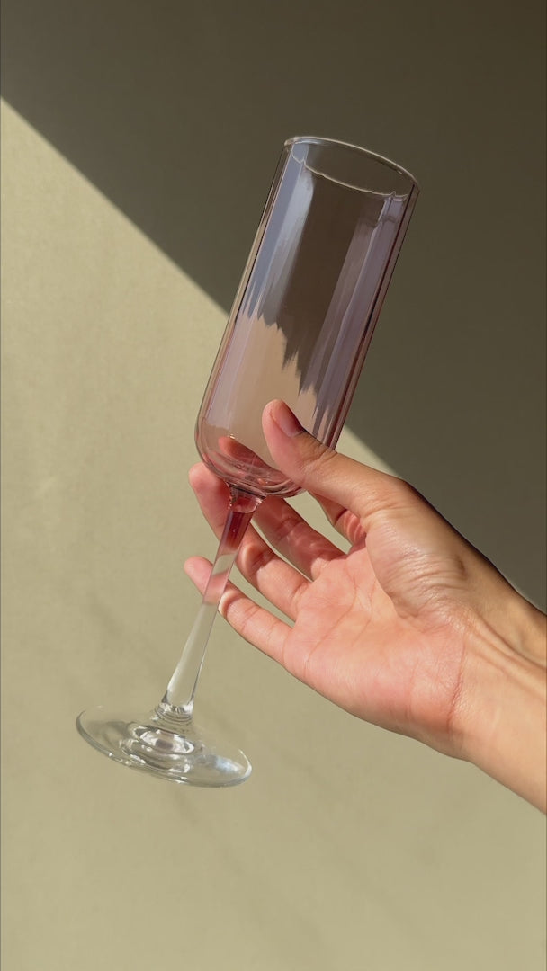 Cargar vídeo: Video de la copa flauta rosa Linear Blush 222 ml