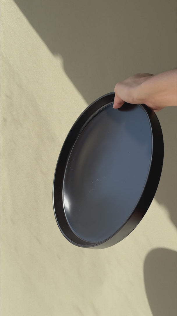 Cargar vídeo: Plato trinche con borde elevado de cerámica premium negro esmalte mate profesional para restaurante y cafeterías Stone Lain Ø 27 cm — video de producto